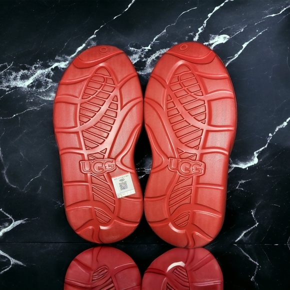 NWT Women's UGG Clog in Samba Red - Picture 3 of 5